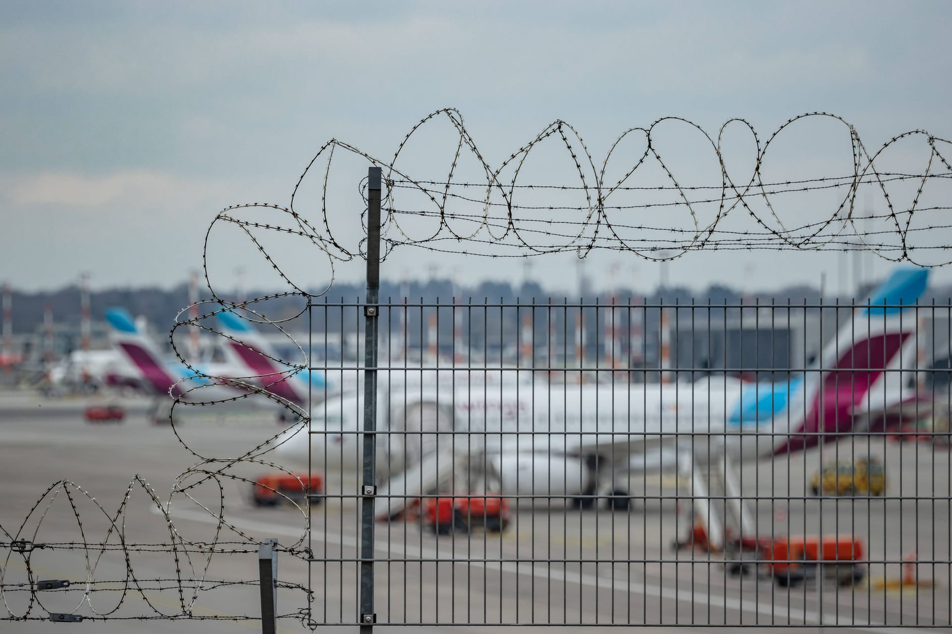 Flughafen Hamburg: Eurowings-Flieger parken auf dem Rollfeld.