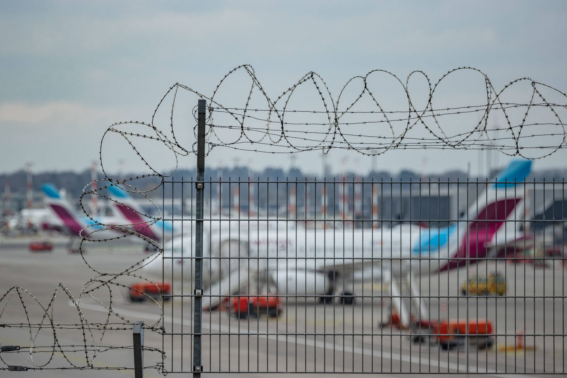 Flughafen Hamburg: Eurowings-Flieger parken auf dem Rollfeld.