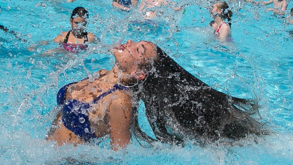 Eine Frau kühlt sich im Freibad ab (Symbolbild): Eine Abkühlung bei diesem Wetter in Niedersachsen ist dringend nötig.