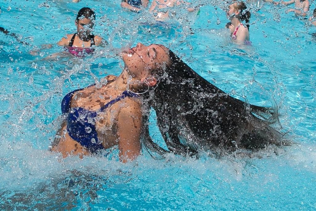 Eine Frau kühlt sich im Freibad ab (Symbolbild): Eine Abkühlung bei diesem Wetter in Niedersachsen ist dringend nötig.