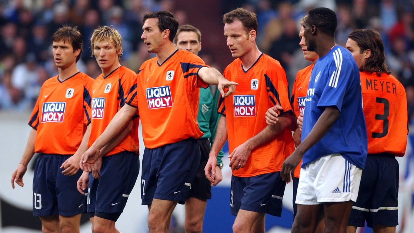 Bild aus alten Tagen: In der Saison 2002/03 spielte 1860 München in der Bundesliga teilweise komplett in Orange.