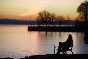 Mann am Ufer des Bodensees