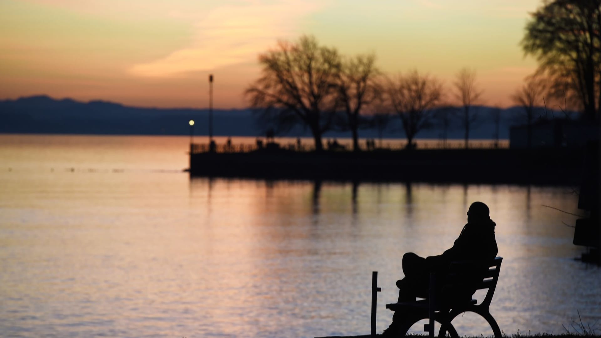 Mann am Ufer des Bodensees