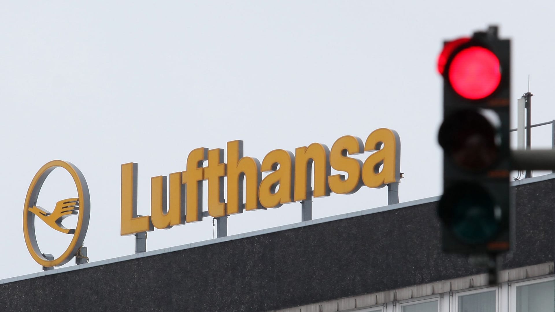 Lufhansa-Logo vor roter Ampel