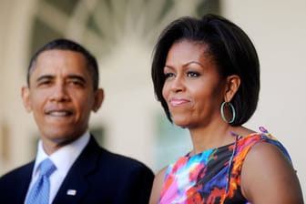 Michelle (rechts) und Barack Obama (links): Um die frühere First Lady der Vereinigten Staaten drehen sich mehrere Verschwörungserzählungen.