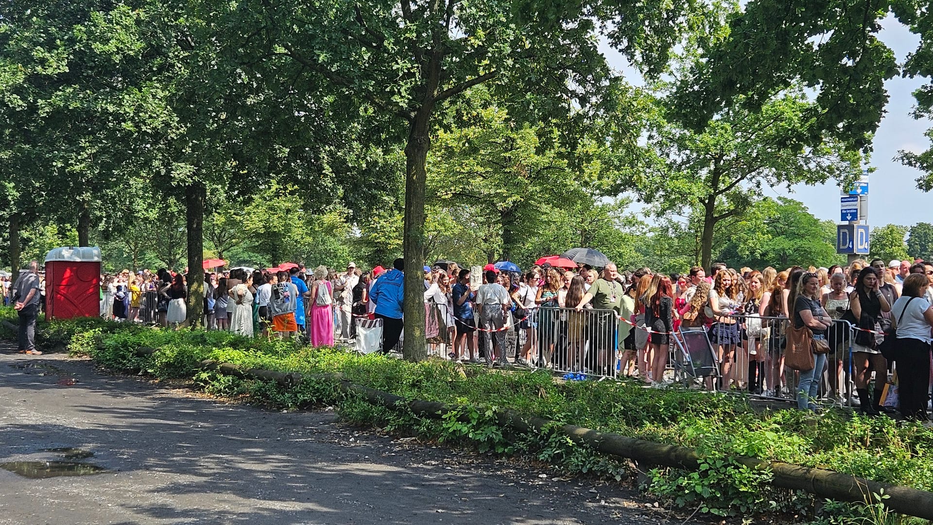 Lange Schlangen: Bereits seit dem frühen Morgen warteten zahlreiche Fans vor der Veltins-Arena, um die besten Plätze in der Halle zu ergattern. Lange Schlangen: Bereits seit dem frühen Morgen warteten zahlreiche Fans vor der Veltins-Arena, um die besten Plätze in der Halle zu ergattern.