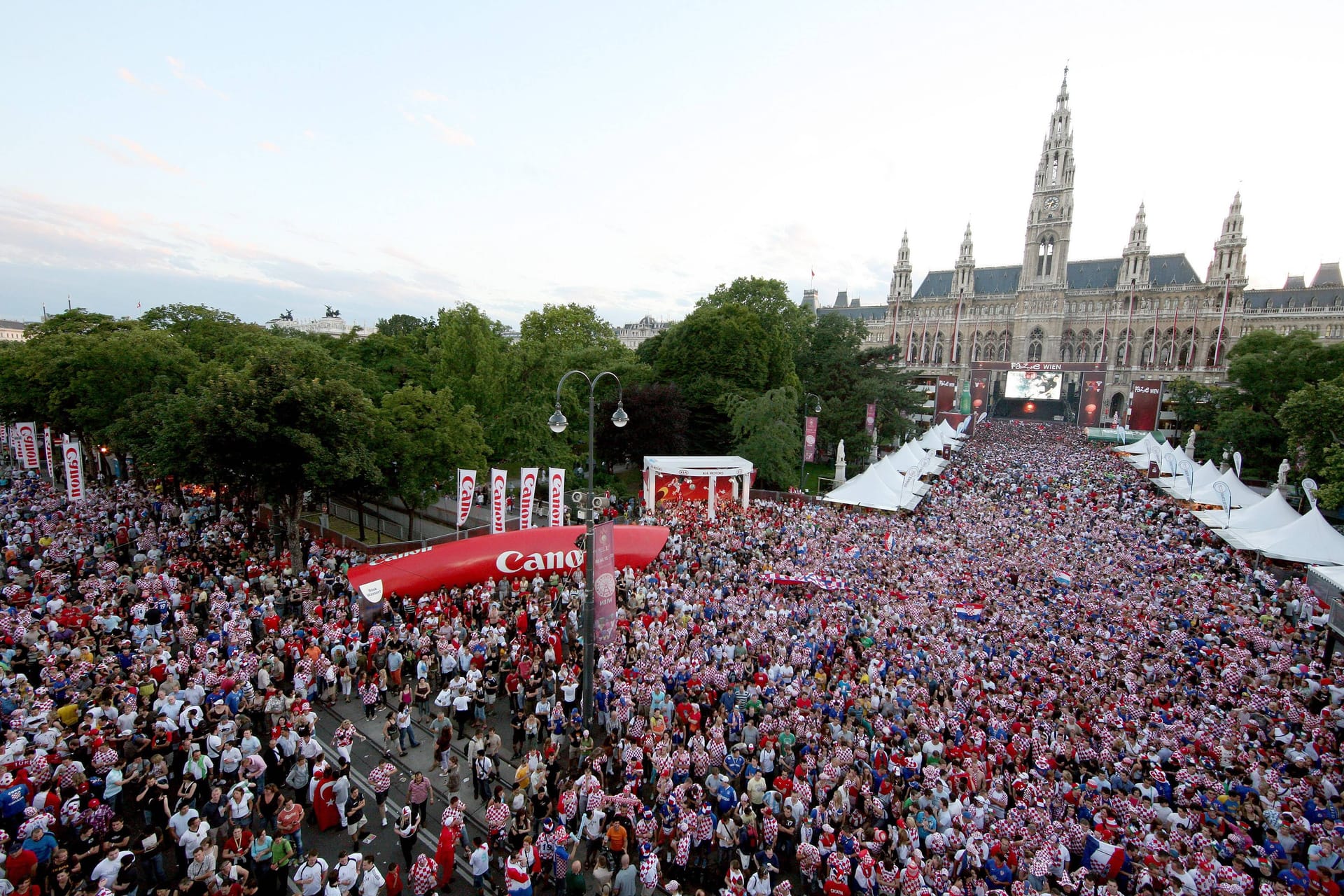 Public Viewing am Rathausplatz in Wien (Archivbild): Hier soll es zum Übergriff gekommen sein.