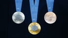 Alle Medaillen der Olympischen Sommerspiele 2024 in Paris enthalten ein Originalstück des Eiffelturms. Die Bronzemedaille zeigt die Rückseite.