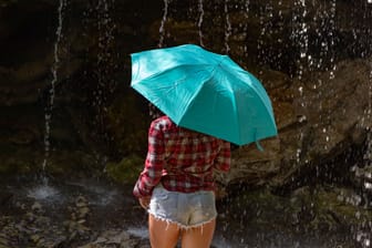 Hitze und Regen (Symbolbild): Am Samstag wird Waschküchen-Wetter erwartet.