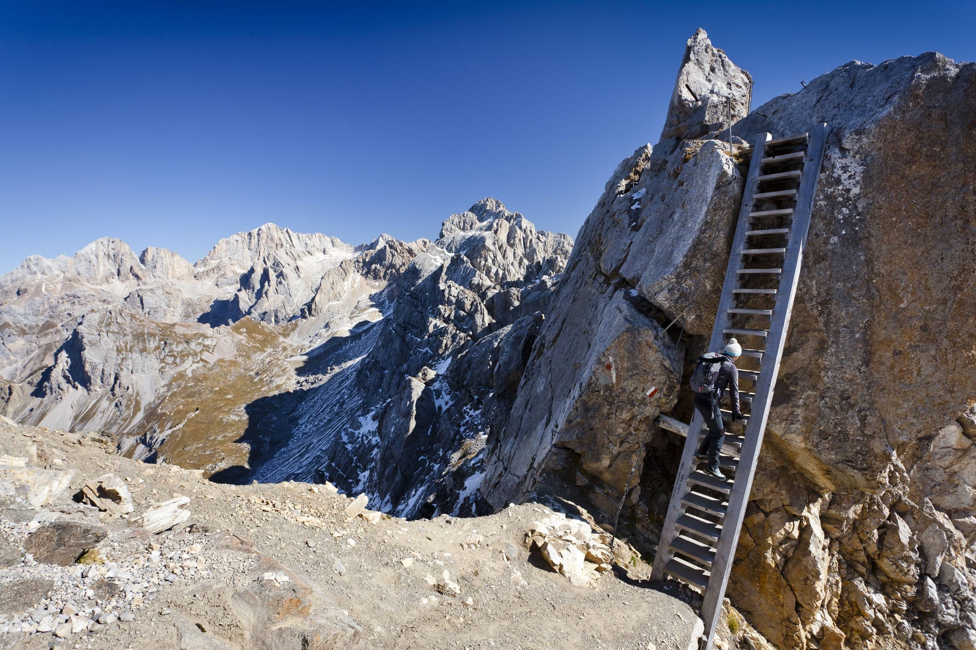 Kletterer auf dem Bepi Zac Klettersteig (Archivbild): In den Dolomiten kommt es immer wieder zu Unfällen, weil Bergsteiger schlecht vorbereitet sind.