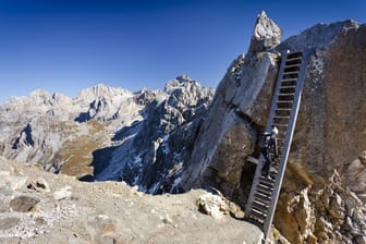 Kletterer auf dem Bepi Zac Klettersteig (Archivbild): In den Dolomiten kommt es immer wieder zu Unfällen, weil Bergsteiger schlecht vorbereitet sind.