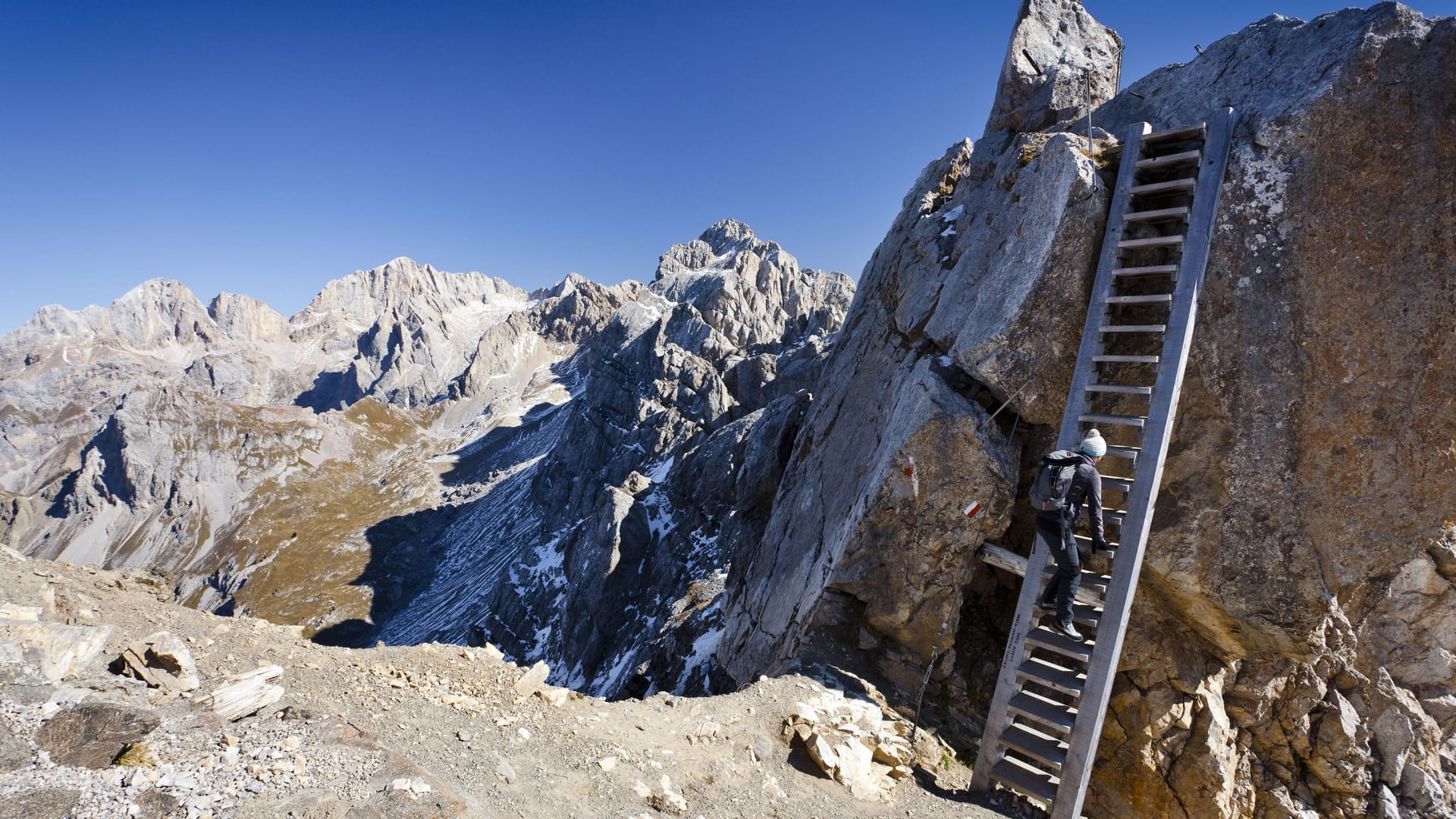 Kletterer auf dem Bepi Zac Klettersteig (Archivbild): In den Dolomiten kommt es immer wieder zu Unfällen, weil Bergsteiger schlecht vorbereitet sind.