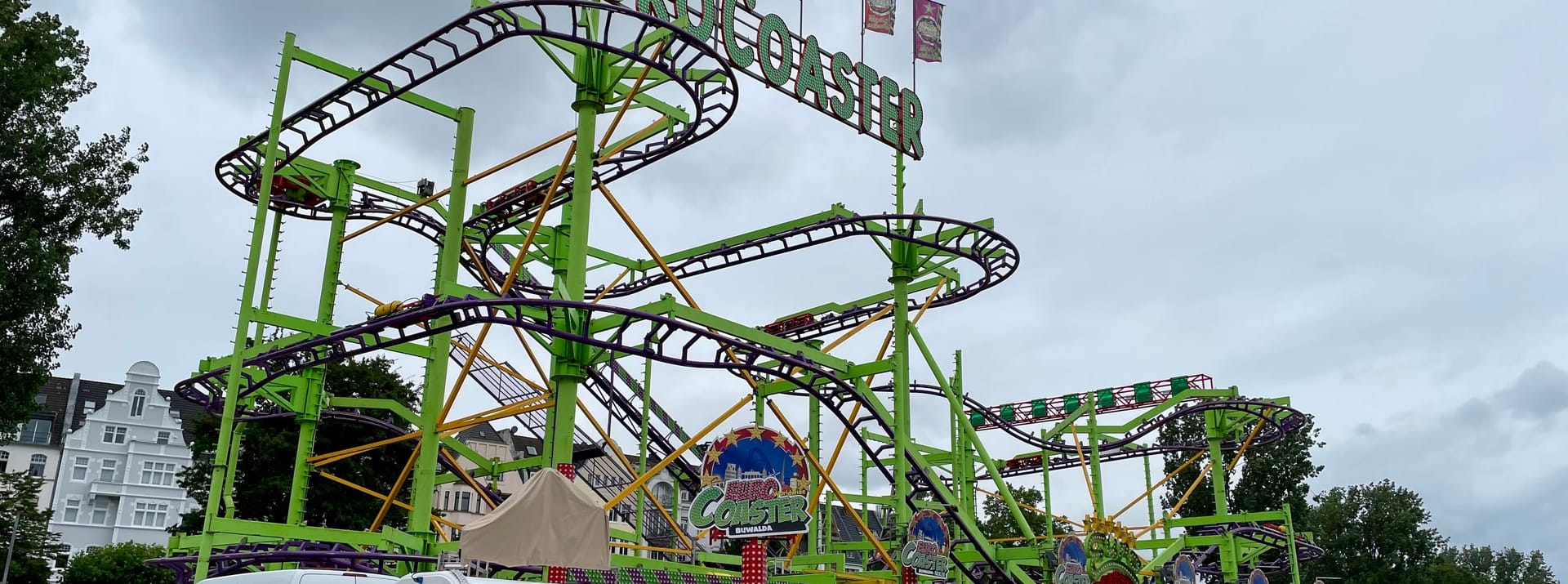 Bei der Achterbahn "Euro Coaster" hängen die Gondeln.