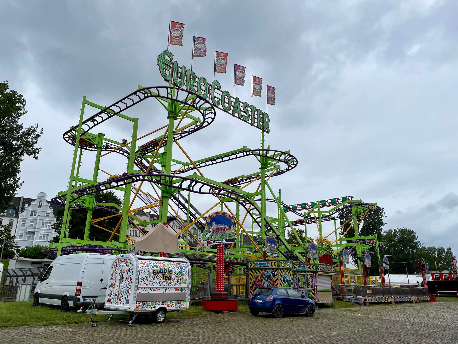 Bei der Achterbahn "Euro Coaster" hängen die Gondeln.