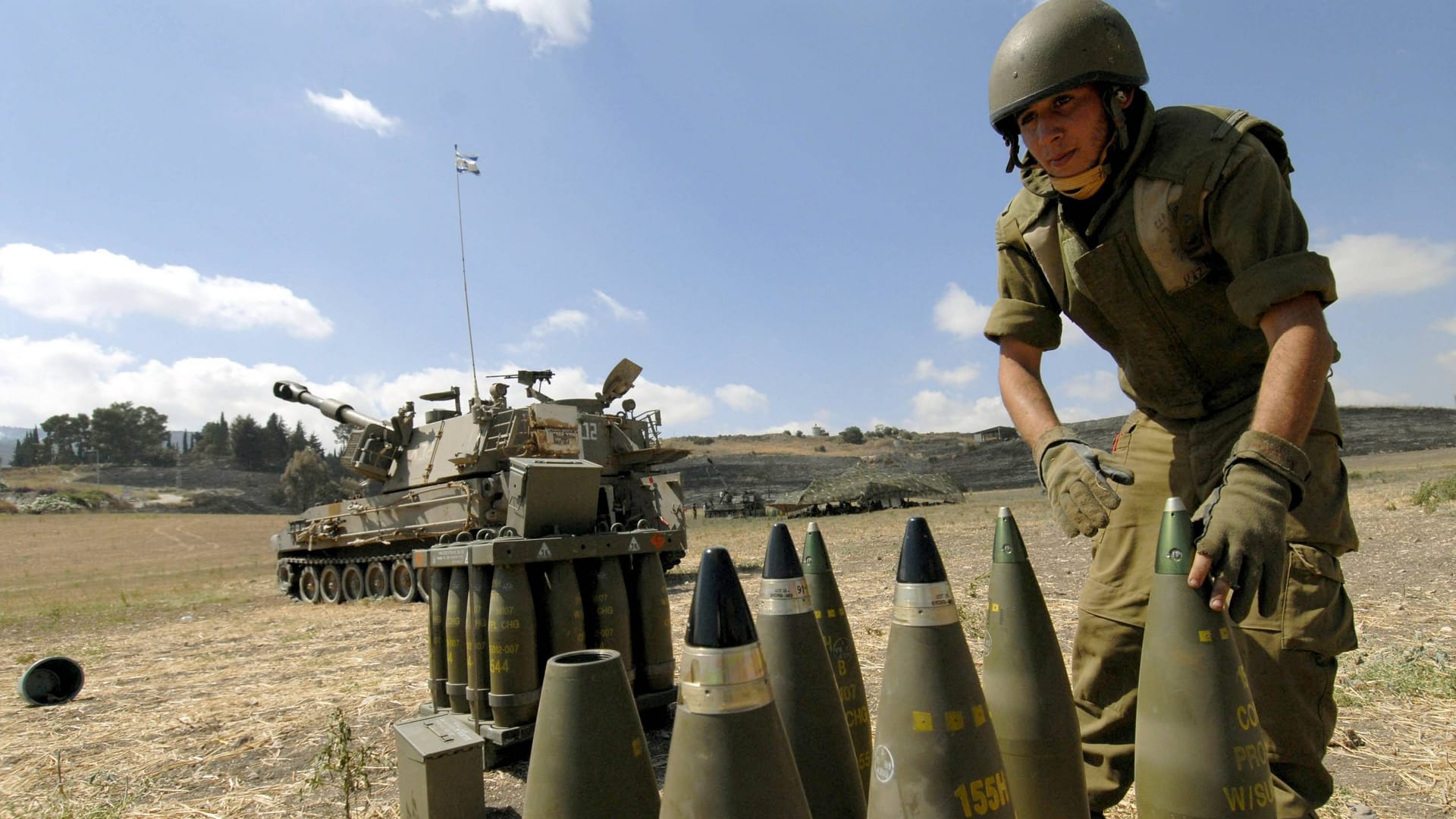 Soldat des israelischen Militärs bereitet Munition für einen Panzer vor (Archivbild): Der letzte große Konflikt zwischen Israel und der Hisbollah war 2006.