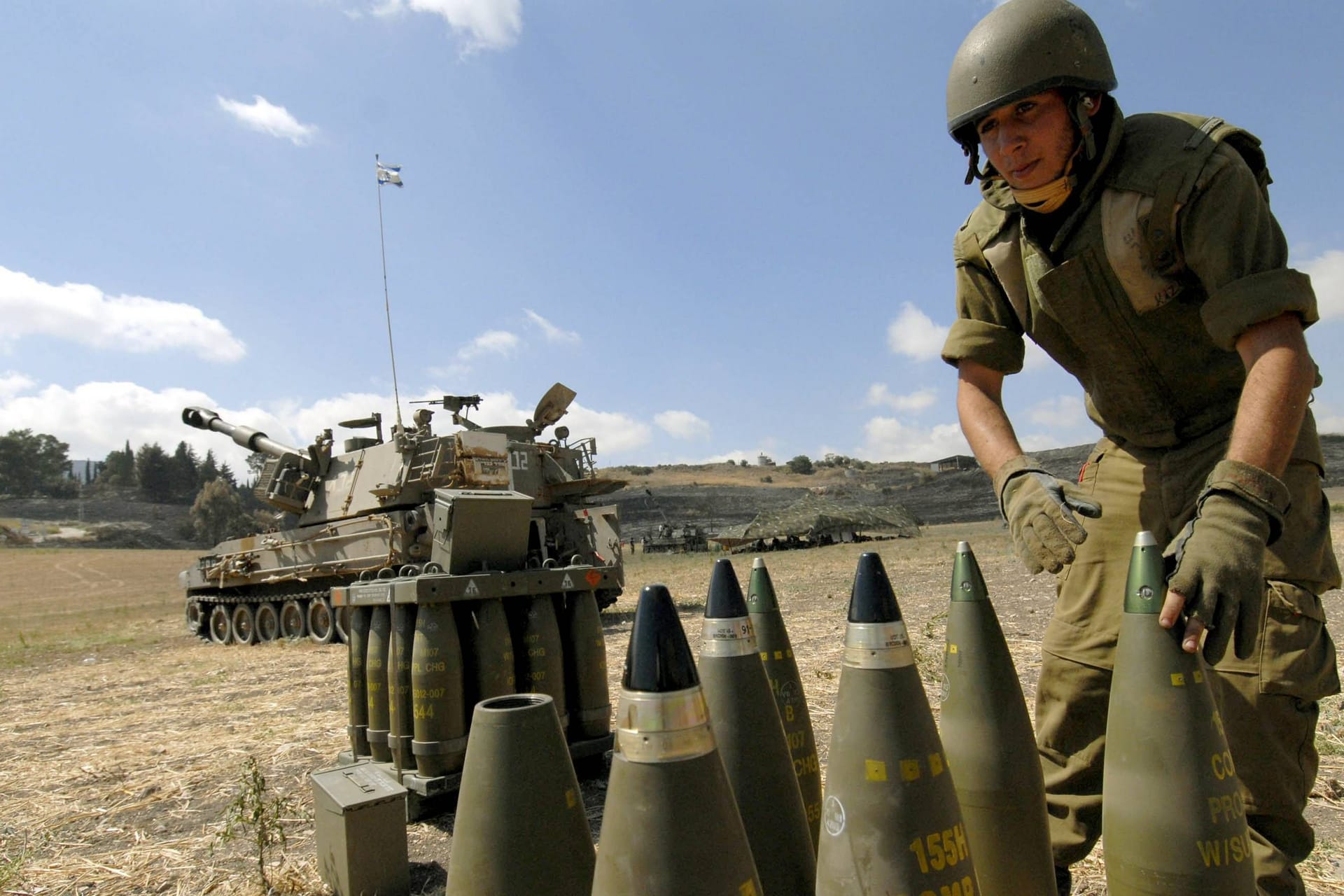 Soldat des israelischen Militärs bereitet Munition für einen Panzer vor (Archivbild): Der letzte große Konflikt zwischen Israel und der Hisbollah war 2006.