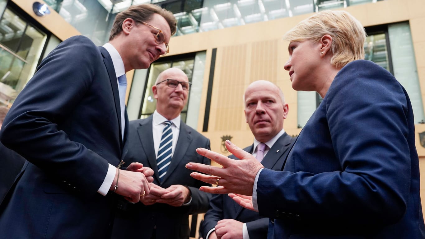 Hendrik Wüst, Dietmar Woidke, Kai Wegner und Manuela Schwesig im Gespräch (Symbolbild): Wer fährt die größte Drecksschleuder?