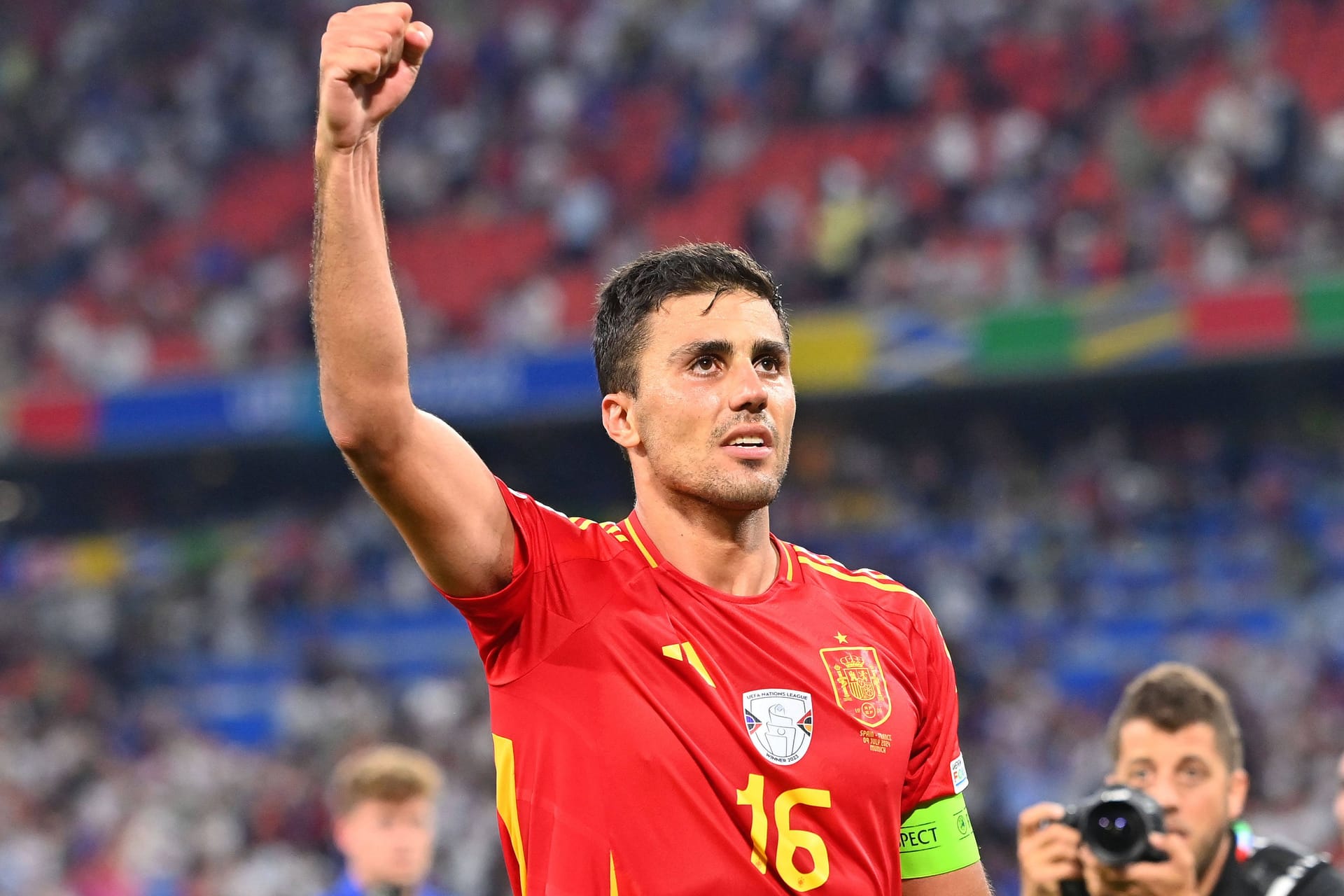 Spaniens Nummer 16: Rodri feiert den Einzug ins EM-Finale nach dem 2:1 gegen Frankreich.