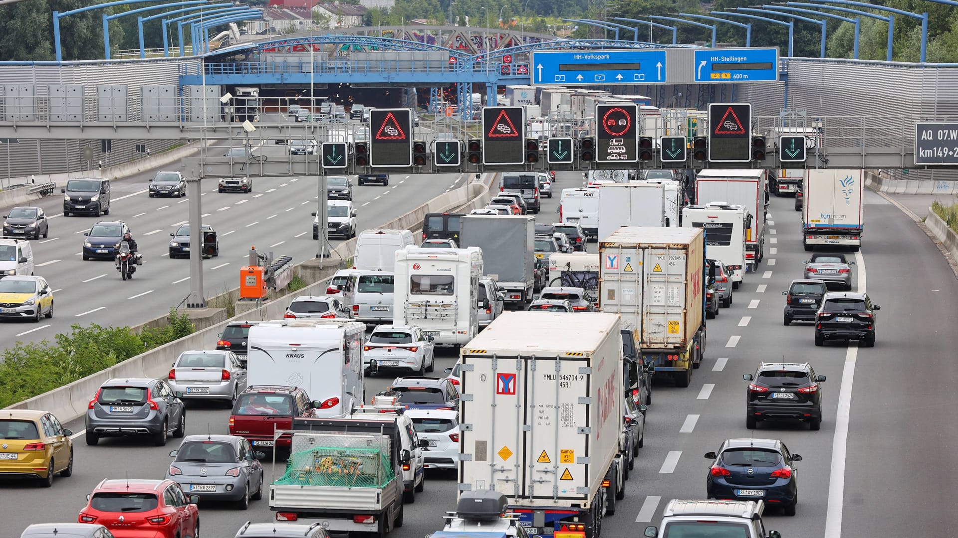 Stau auf der A7 (Symbolbild): Kurz vor dem Beginn der Sommerferien in Hamburg geht nicht mehr viel auf den Reiserouten.