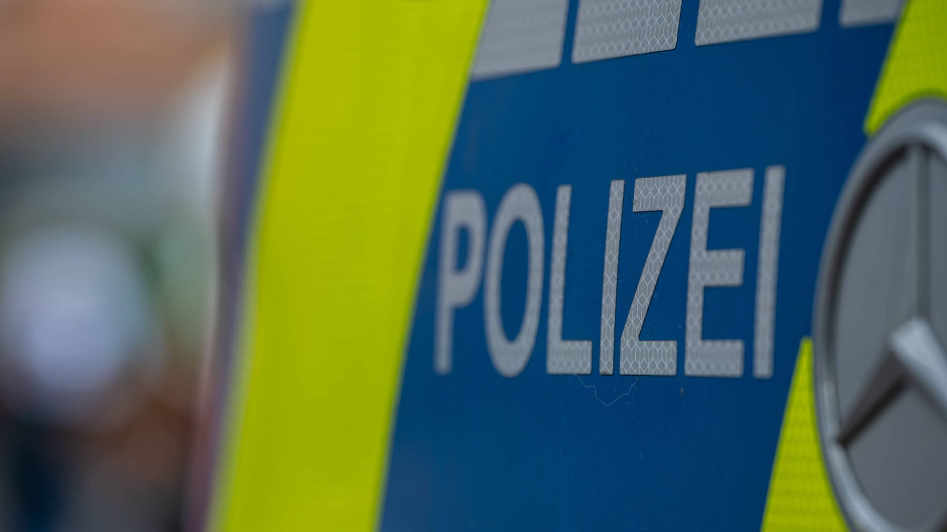 Ein Polizeiwagen (Symbolbild): In einer Asylunterkunft kam es zu einer tödlichen Auseinandersetzung.