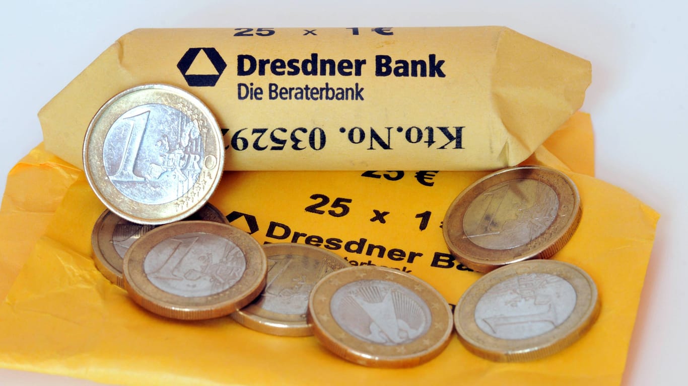 Euromünzen in einer Rollpackung der Dresdner Bank: Eine 2-Euro-Sondermünze kann viel wert sein.