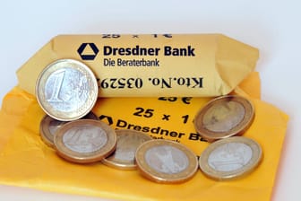 Euromünzen in einer Rollpackung der Dresdner Bank: Eine 2-Euro-Sondermünze kann viel wert sein.
