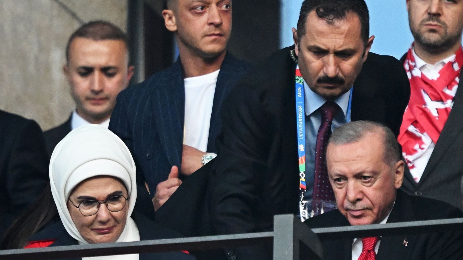 Recep Tayyip Erdoğan (vorne r.) mit seiner Frau Emine im Berliner Olympiastadion: Mesut Özil (hinten 2.v.l), ehemaliger deutscher Nationalspieler, steht hinter dem türkischen Präsidenten.