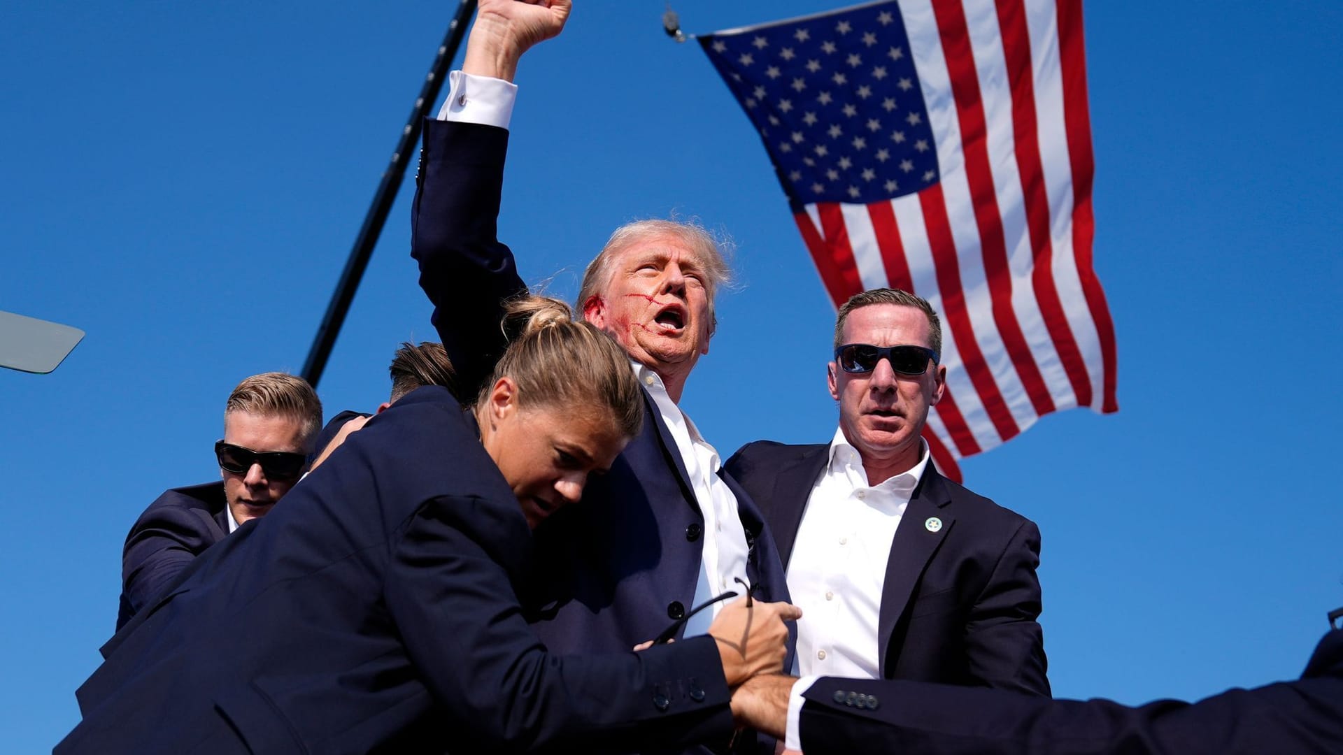 Trump kurz nach den Schüssen auf ihn.