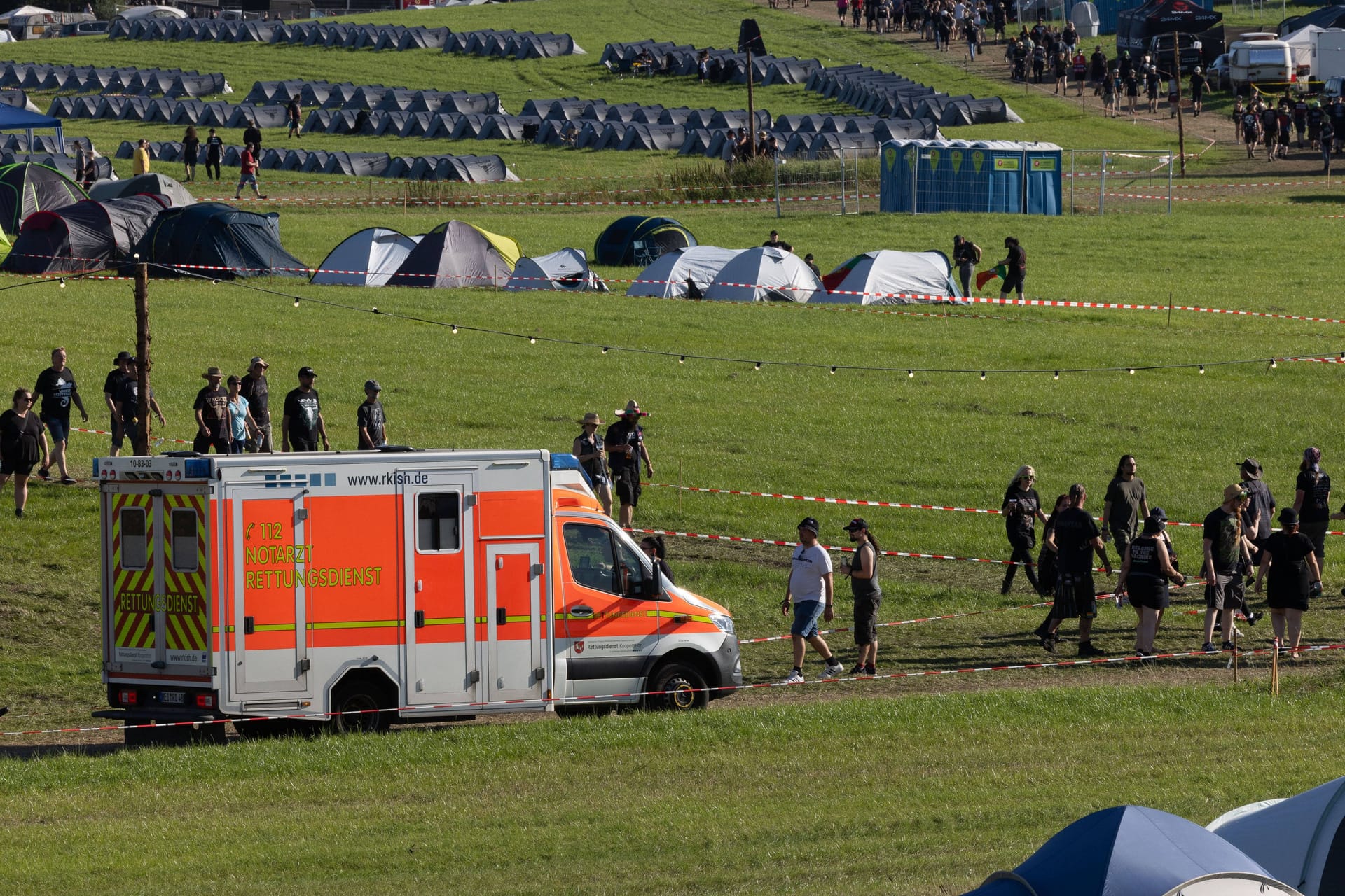 Wacken 2024: Trotz Brand und erster Campingplatzprügelei zeigt sich die Polizei bisher zufrieden.