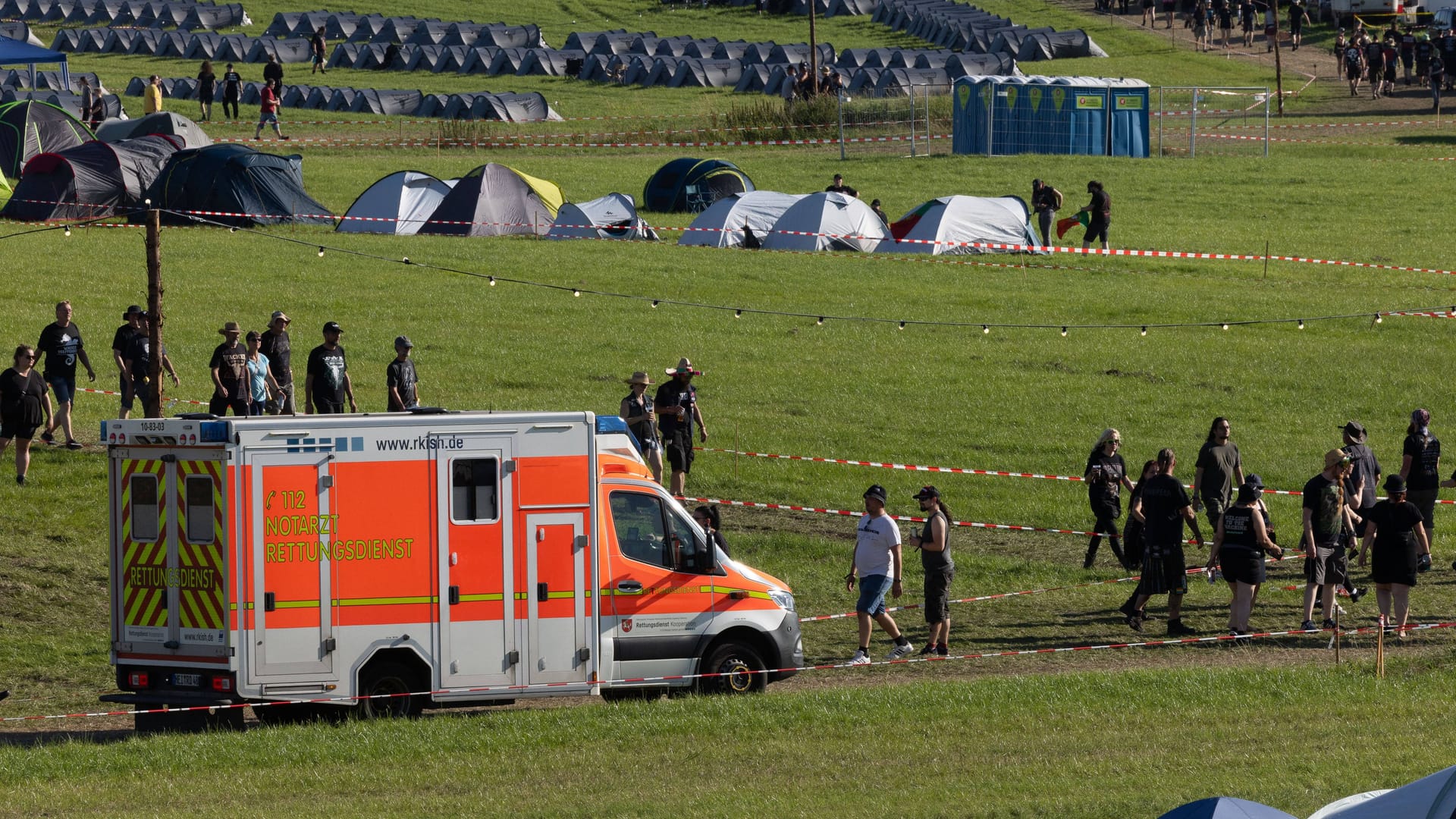 Wacken 2024: Trotz Brand und erster Campingplatzprügelei zeigt sich die Polizei bisher zufrieden.