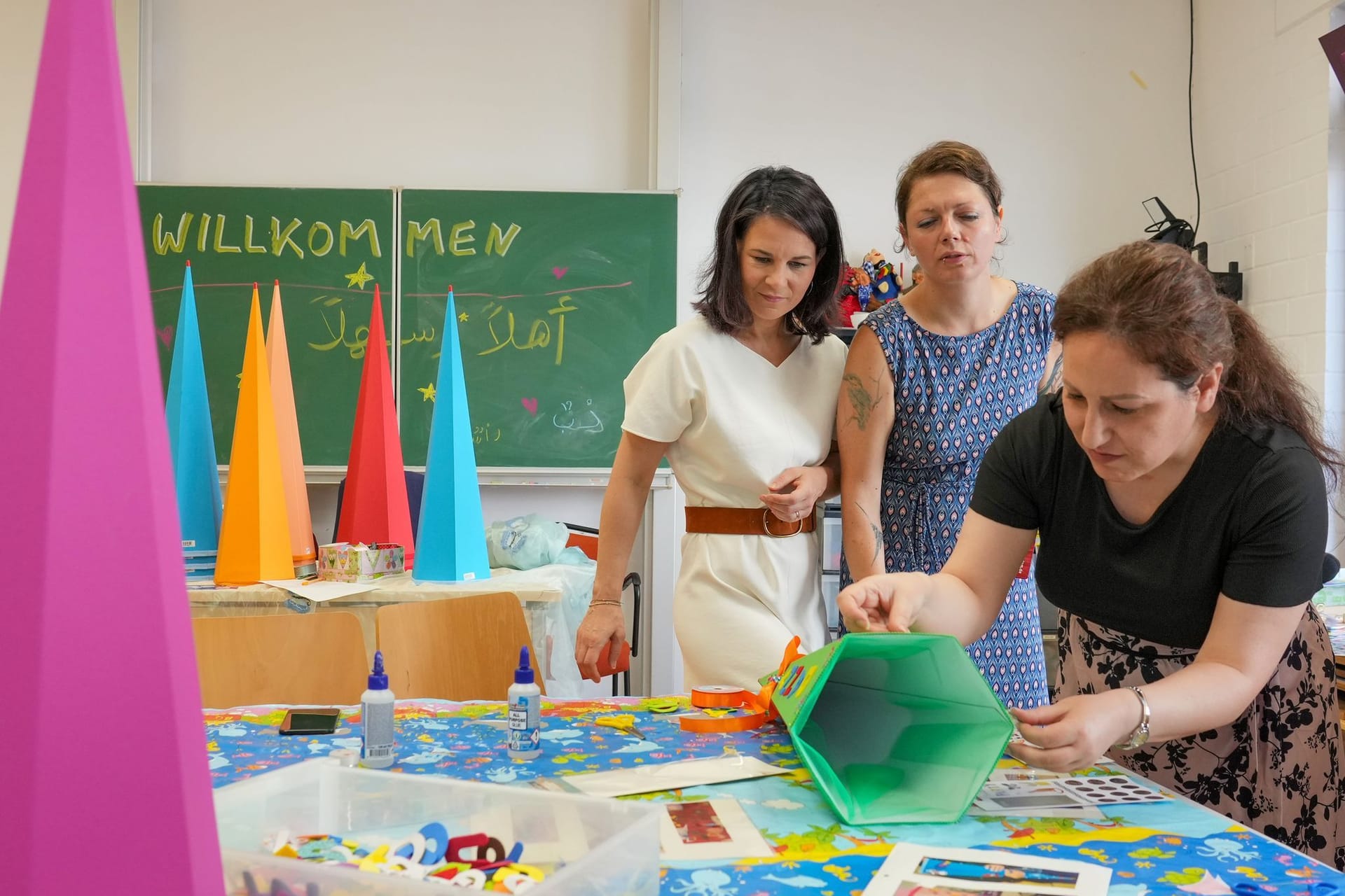 Bundesaußenministerin Baerbock besucht Eltern-Kind-Zentrum