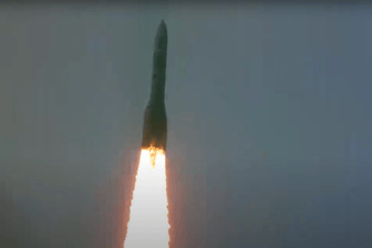 Nach etlichen Rückschlägen hebt die "Ariane 6" endlich ab.