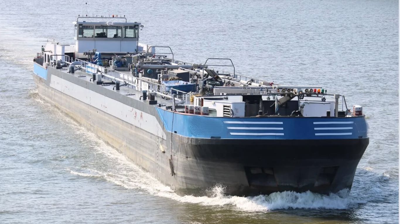 Das Tankmotorschiff hat schweren Schaden an der Brücke angerichtet.