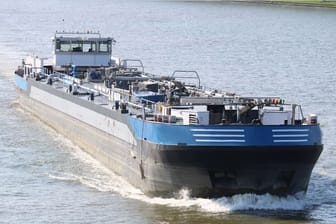 Das Tankmotorschiff hat schweren Schaden an der Brücke angerichtet.