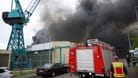 Eine Halle brennt und dabei ist eine große dunkle Rauchsäule zu sehen. Auf dem Gelände der Werft Lürssen.Kröger in Schacht-Audorf am Nord-Ostseekanal ist ein Feuer ausgebrochen.