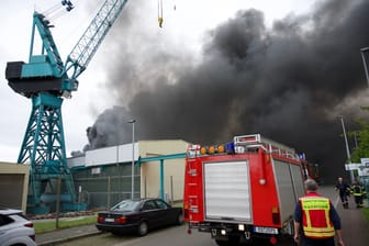 Eine Halle brennt und dabei ist eine große dunkle Rauchsäule zu sehen. Auf dem Gelände der Werft Lürssen.Kröger in Schacht-Audorf am Nord-Ostseekanal ist ein Feuer ausgebrochen.