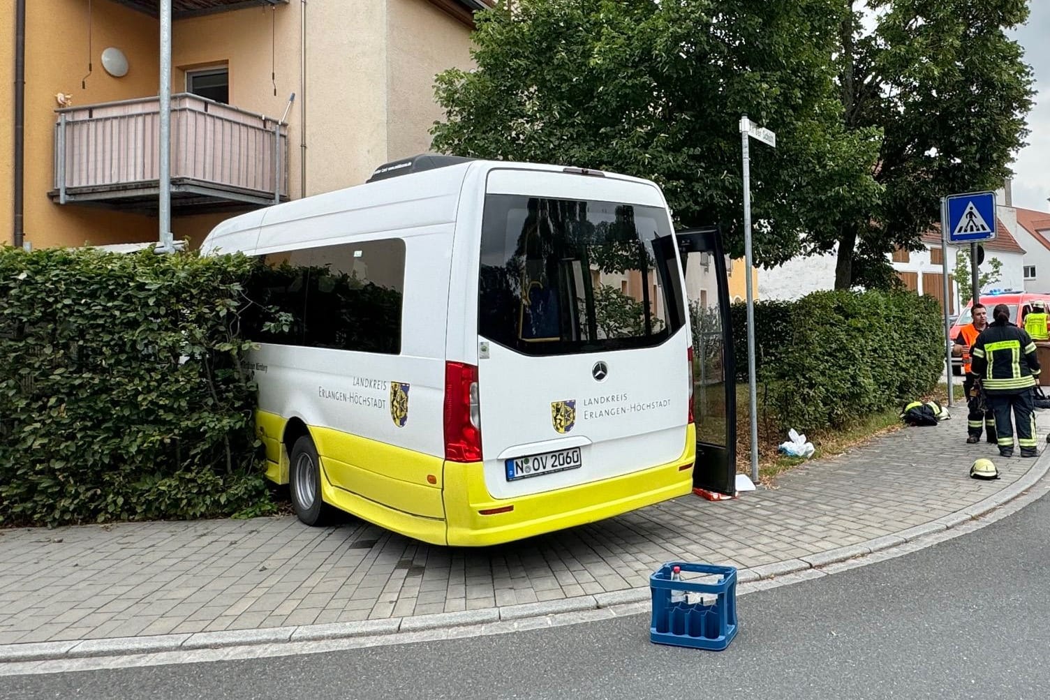 Der Schulbus fuhr durch eine Hecke und kam erst an einer Hauswand zum Stehen.