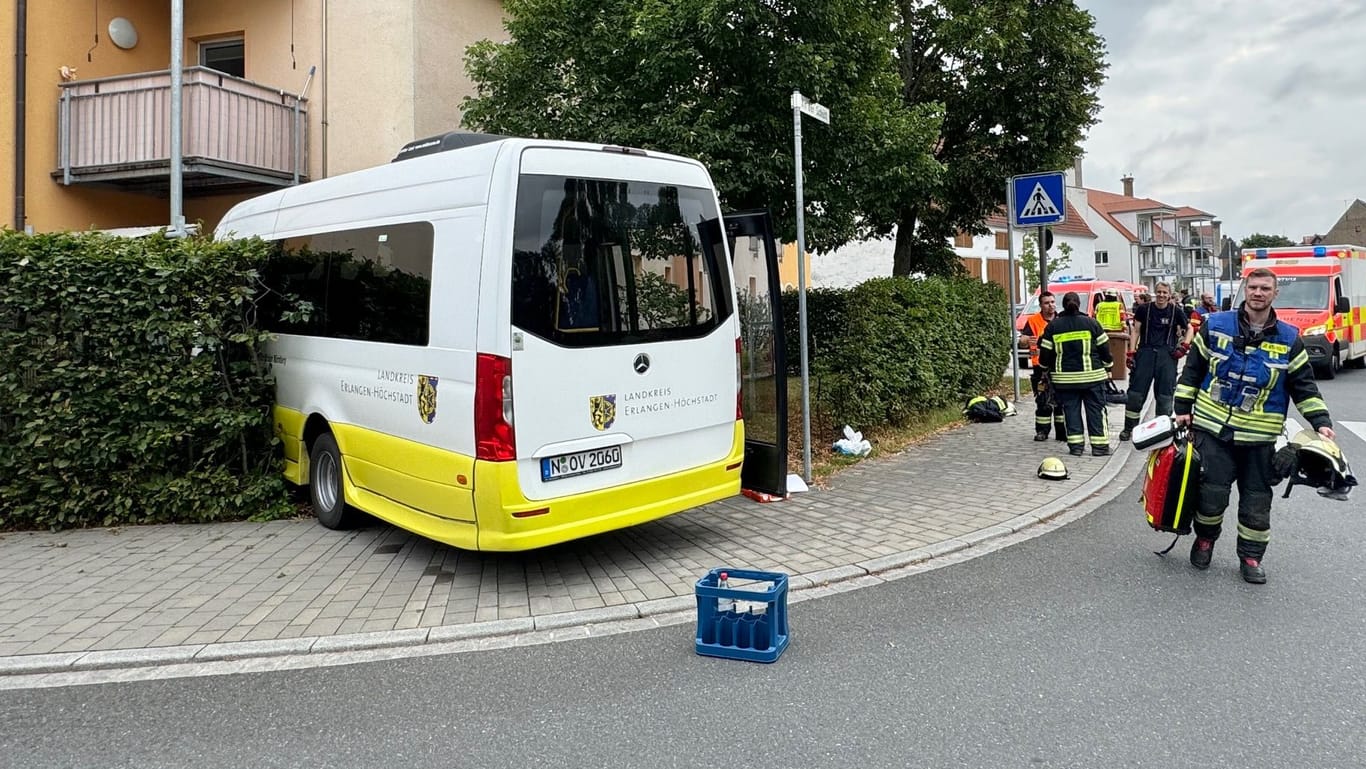 Der Schulbus fuhr durch eine Hecke und kam erst an einer Hauswand zum Stehen.