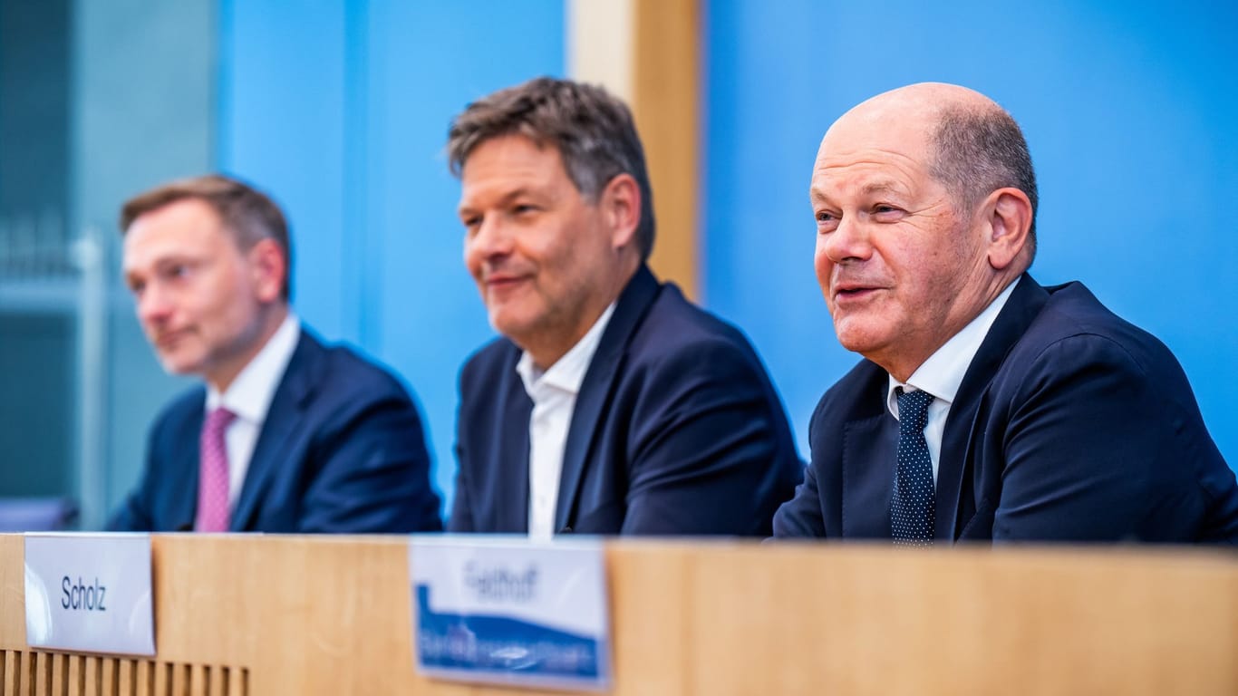 Scholz, Habeck und Lindner mit unterschiedlichen EM-Tipps