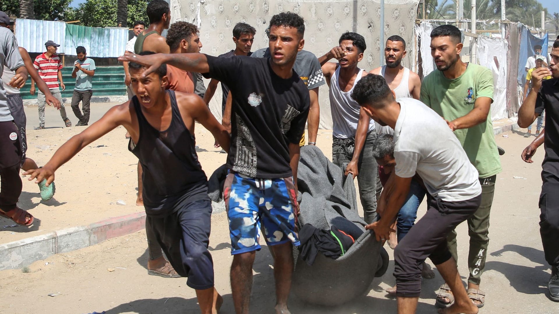 Bild von den Folgen eines Angriffs israelischer Streitkräfte auf ein Flüchtlingscamp in Chan Junis, im Juli 2024.