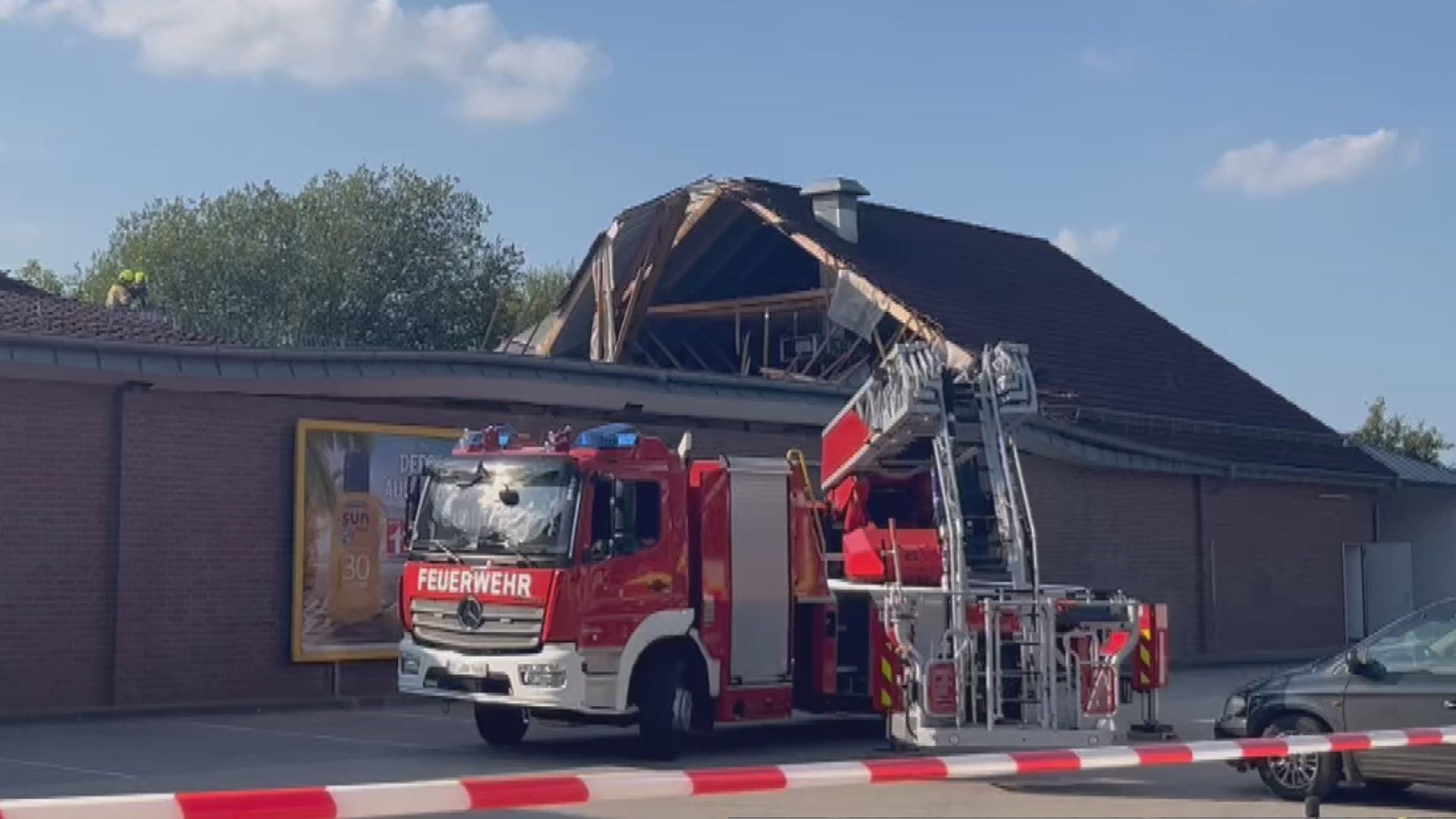 Feuerwehr vor Ort: Mehrere Menschen, die im Markt einkaufen waren, gelten als vermisst.