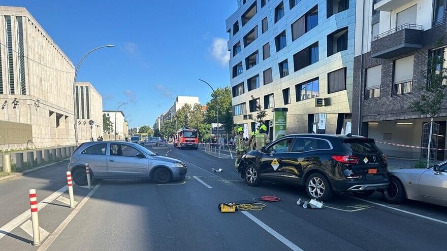 Autounfall Berlin Chausseestraße