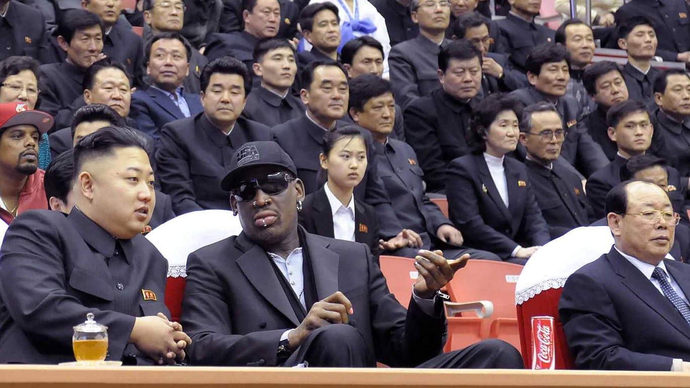 Dennis Rodman und Nordkoreas Diktator Kim Jong-un bei einem Basketballspiel 2013 in Pjöngjang.