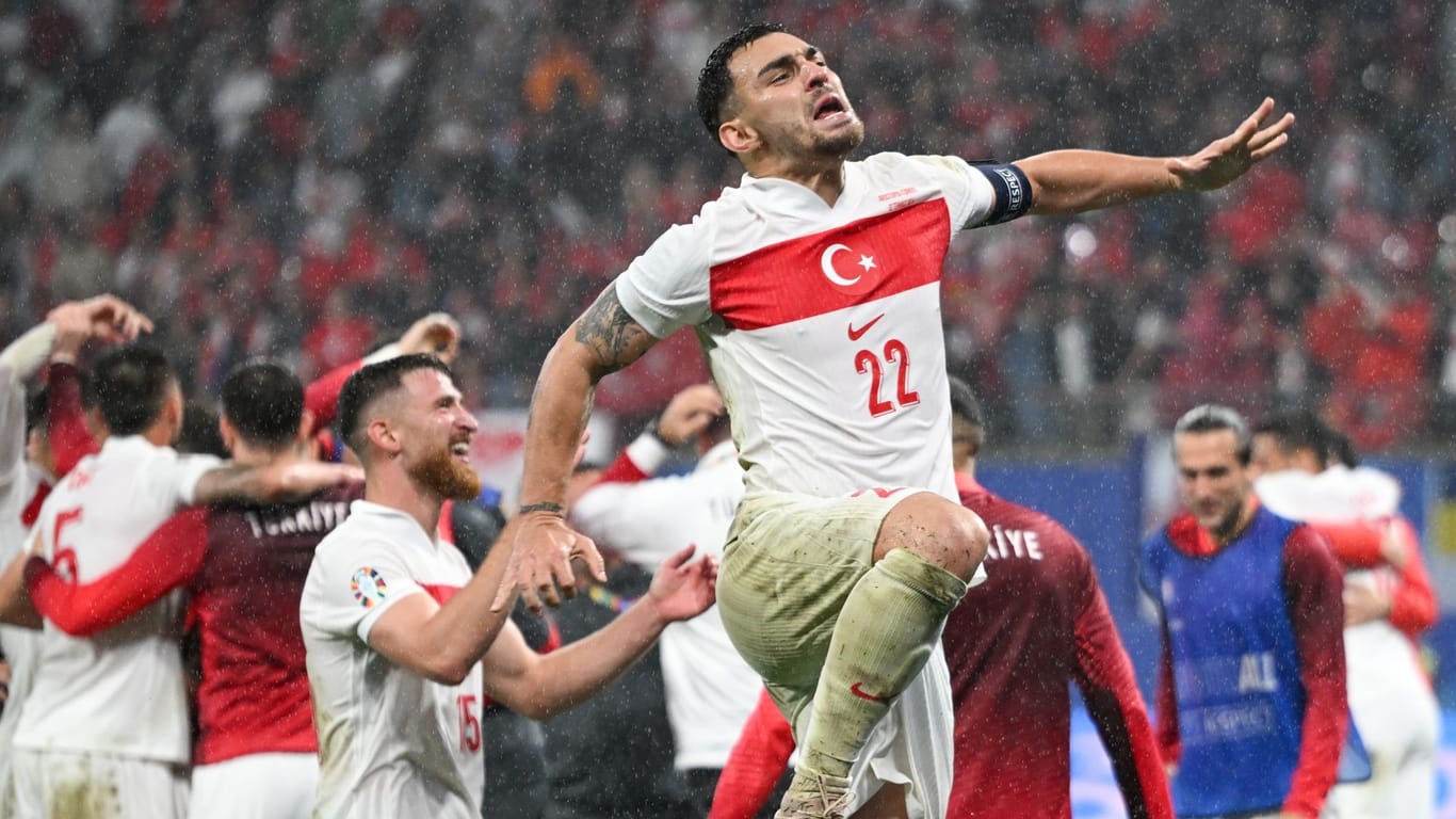 Im Freudentaumel: Das türkische Team lässt sich nach dem Sieg feiern.