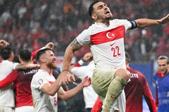 Im Freudentaumel: Das türkische Team lässt sich nach dem Sieg feiern.