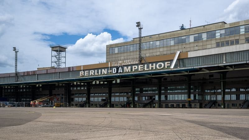 Der abgeänderte Schriftzug „DÄmpelhof“ ist über dem ehemaligen Abfertigungsbereich des Flughafen Berlin-Tempelhof zu sehen. Für einen Tag durfte die Band Die Ärzte im Vorfeld ihrer Konzerte am 23., 24. und 25. August 2024 den Schriftzug auf dem denkmalgeschützten Bau abändern.