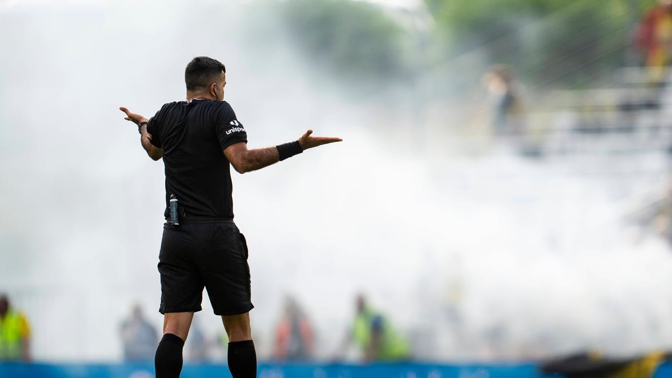 Proteste beim Spiel zwischen Rosenborg Trondheim und Lilleström. Auch der Schiedsrichter ist ratlos.