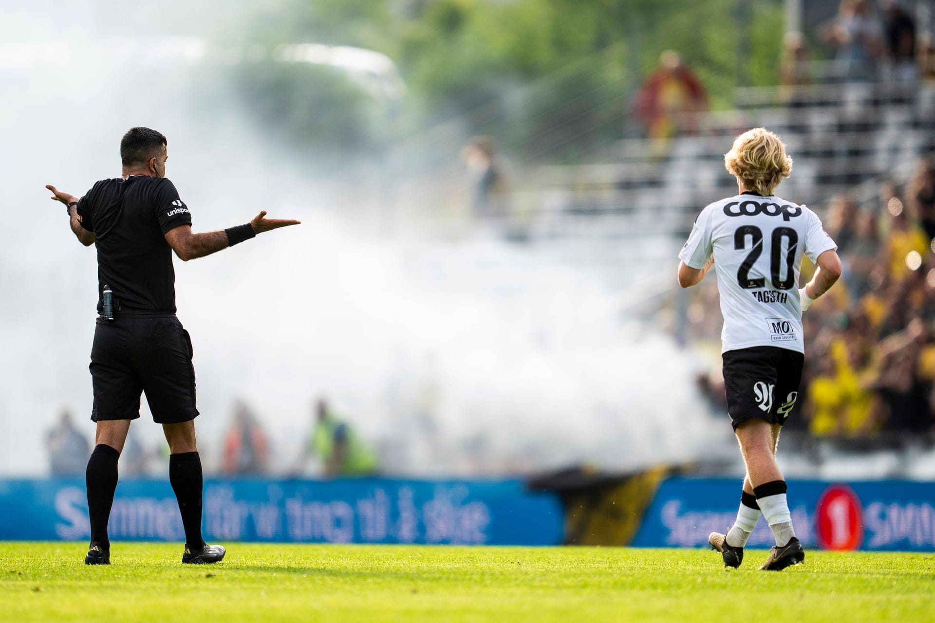 Proteste beim Spiel zwischen Rosenborg Trondheim und Lilleström. Auch der Schiedsrichter ist ratlos.