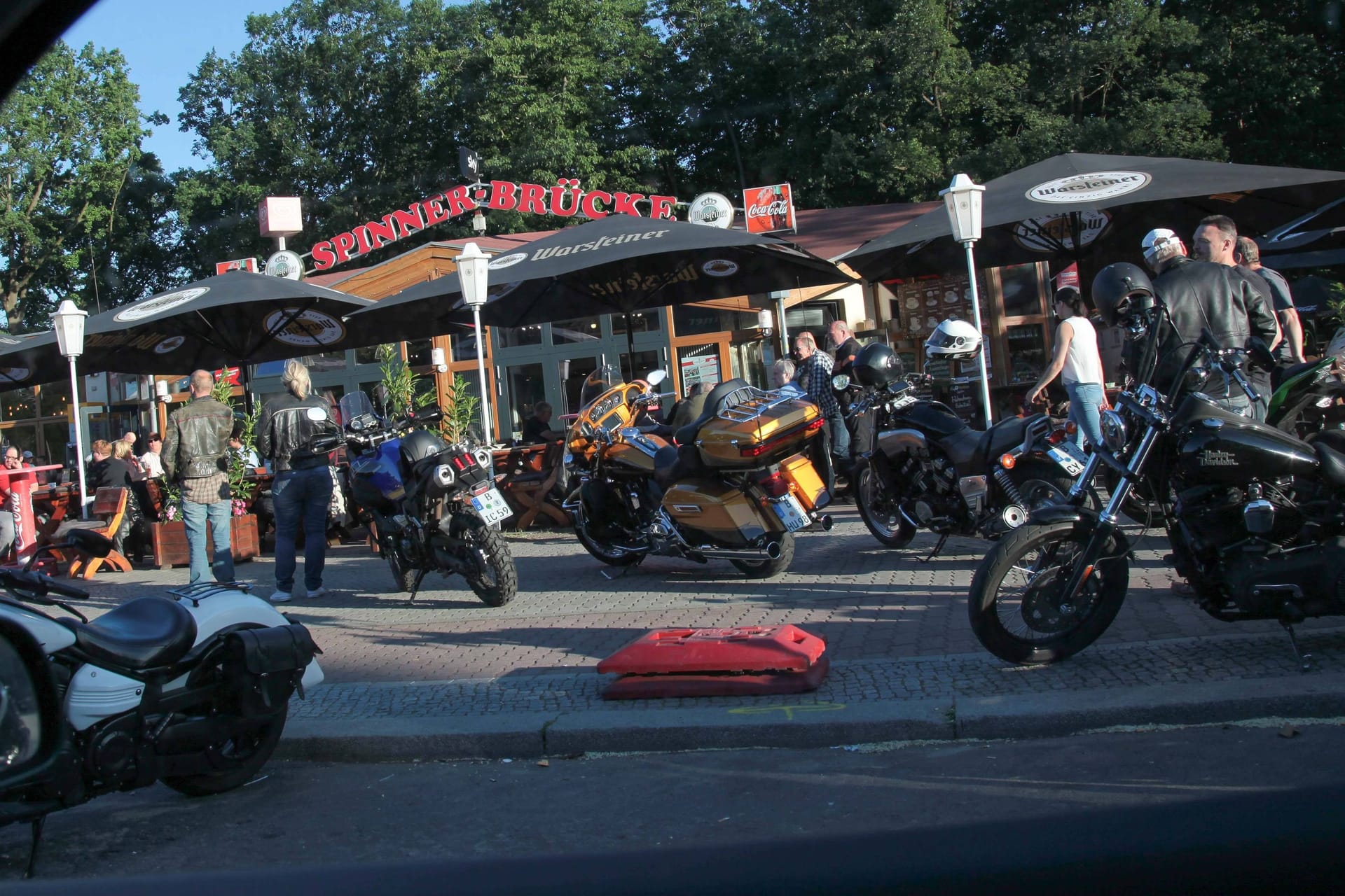 Bikertreff an der Spinnerbrücke: Hier traf sich die AfD-Fraktion im Bundestag zu ihrem Sommerfest.