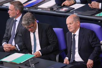 Finanzminister Christian Lindner mit Robert Habeck und Olaf Scholz: Der Haushalt für 2025 steht – enthält derzeit aber noch immer ein Milliardenloch.